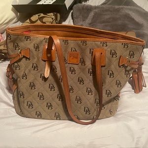 Dooney and bourke tote purse